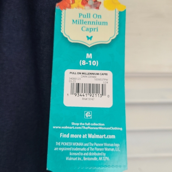 Pioneer Woman navy pull on capris size medium - Picture 2 of 3